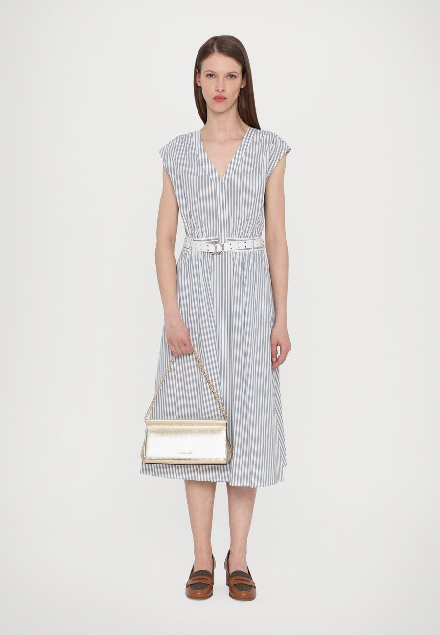 Клатч MICHAEL Michael Kors CARMINE, Pale Gold Coloured/Gold-Coloured
Клатч MICHAEL Michael Kors CARMINE, Pale Gold Coloured/Gold-Coloured