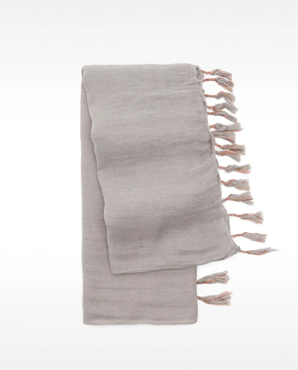 Шарф с бахромой в однотонном цвете Parfois
Шарф с бахромой в однотонном цвете Parfois