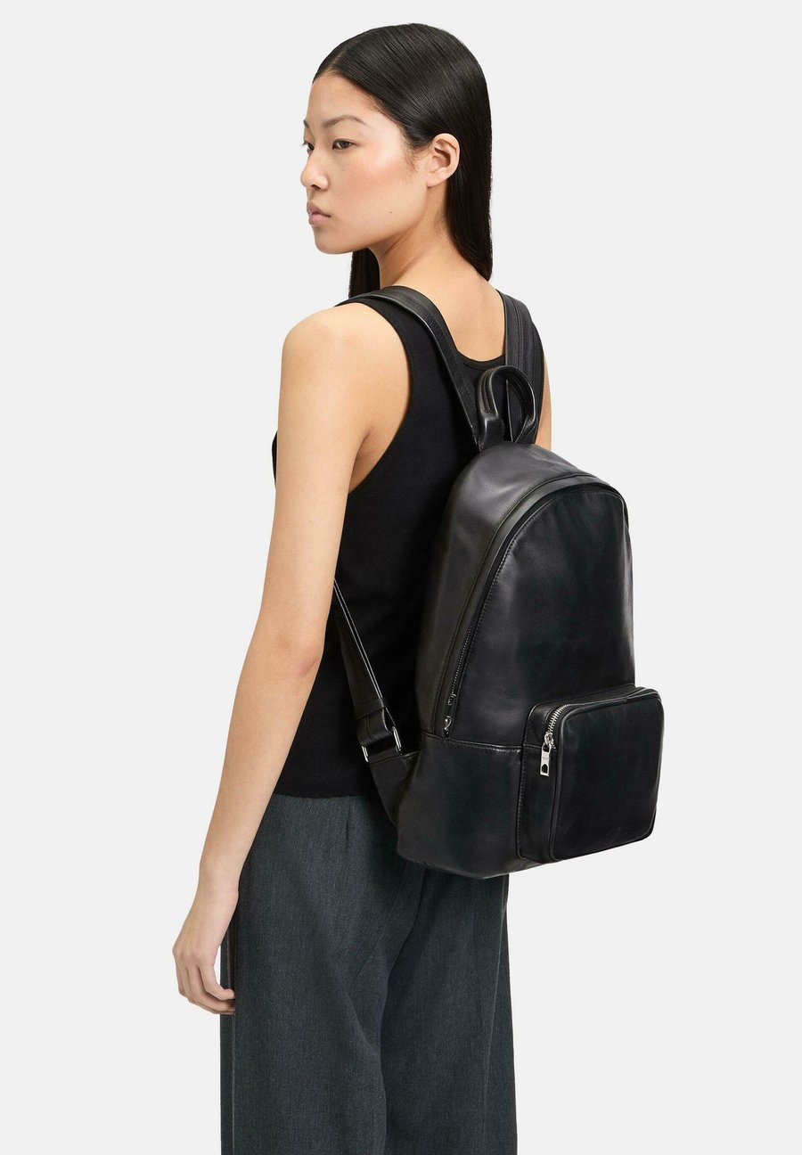 Рюкзак Liebeskind Berlin SPACIEUX , Schwarz/Black
Рюкзак Liebeskind Berlin SPACIEUX , Schwarz/Black