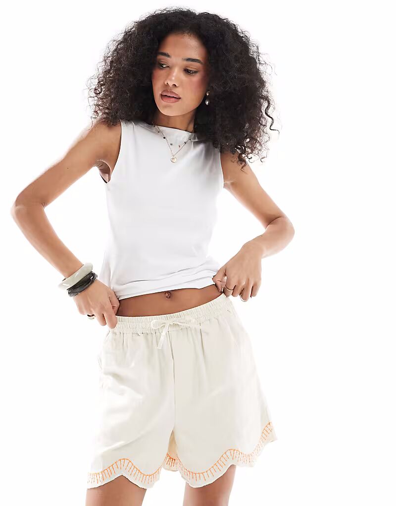 Пляжные шорты Native Youth с вышитым фестончатым краем белого цвета
Пляжные шорты Native Youth с вышитым фестончатым краем белого цвета