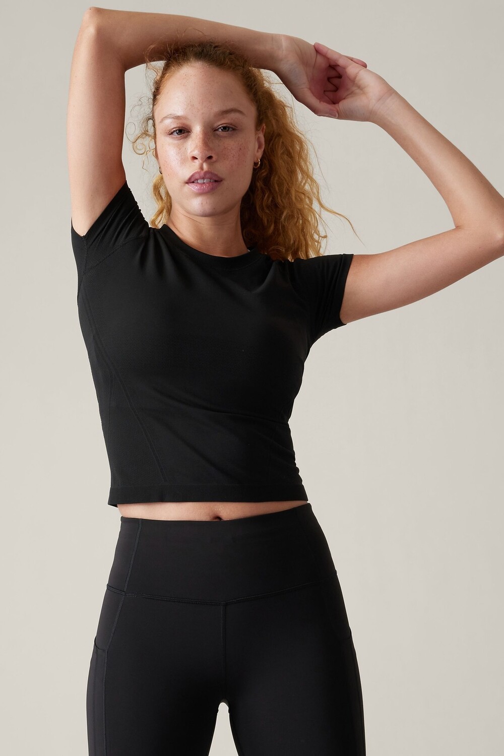 Бесшовная футболка с короткими рукавами и круглым вырезом Athleta, черный
Бесшовная футболка с короткими рукавами и круглым вырезом Athleta, черный