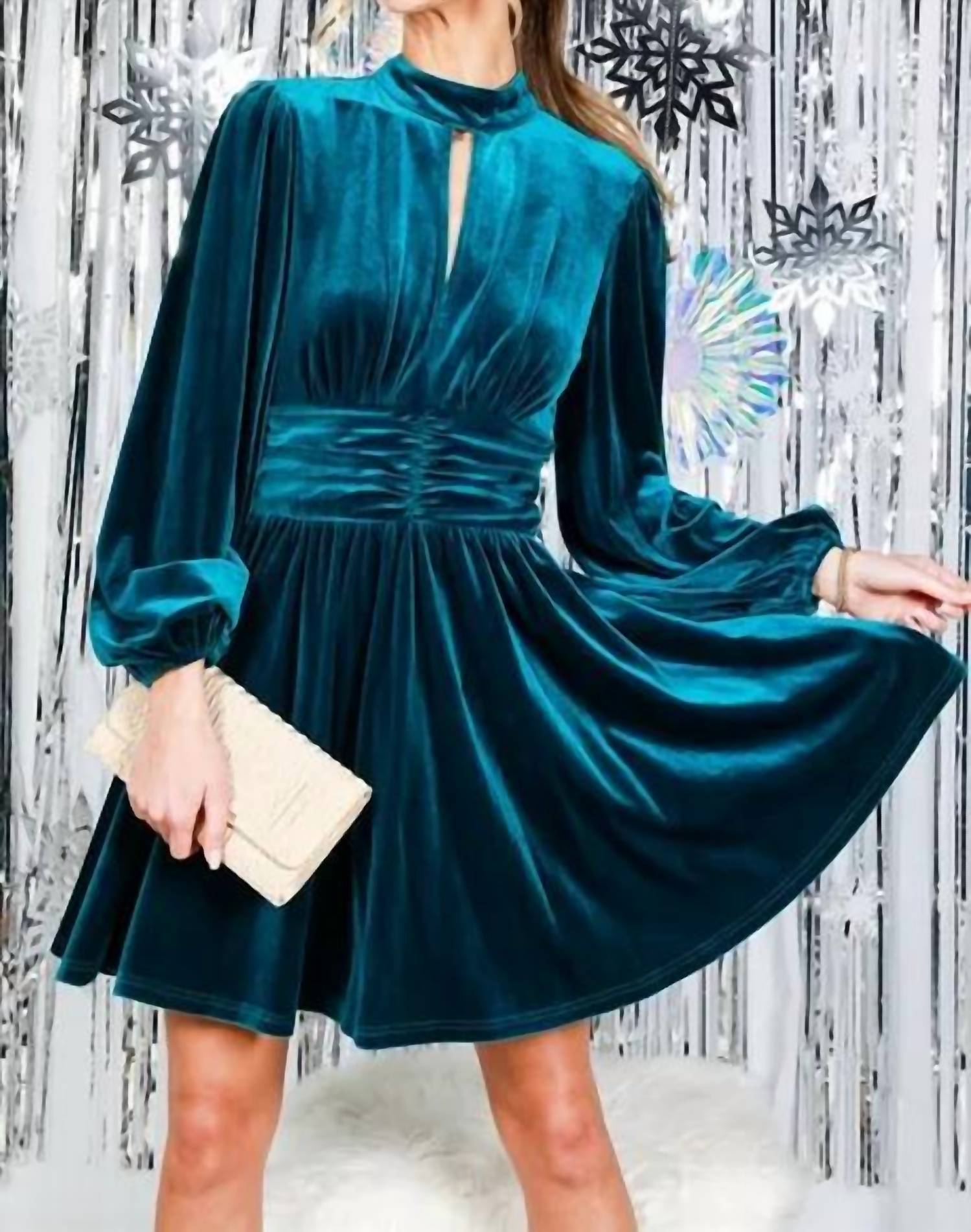 Платье из бархата с воротником-стойкой в цвете «Teal» Vine & Love
Платье из бархата с воротником-стойкой в цвете «Teal» Vine & Love