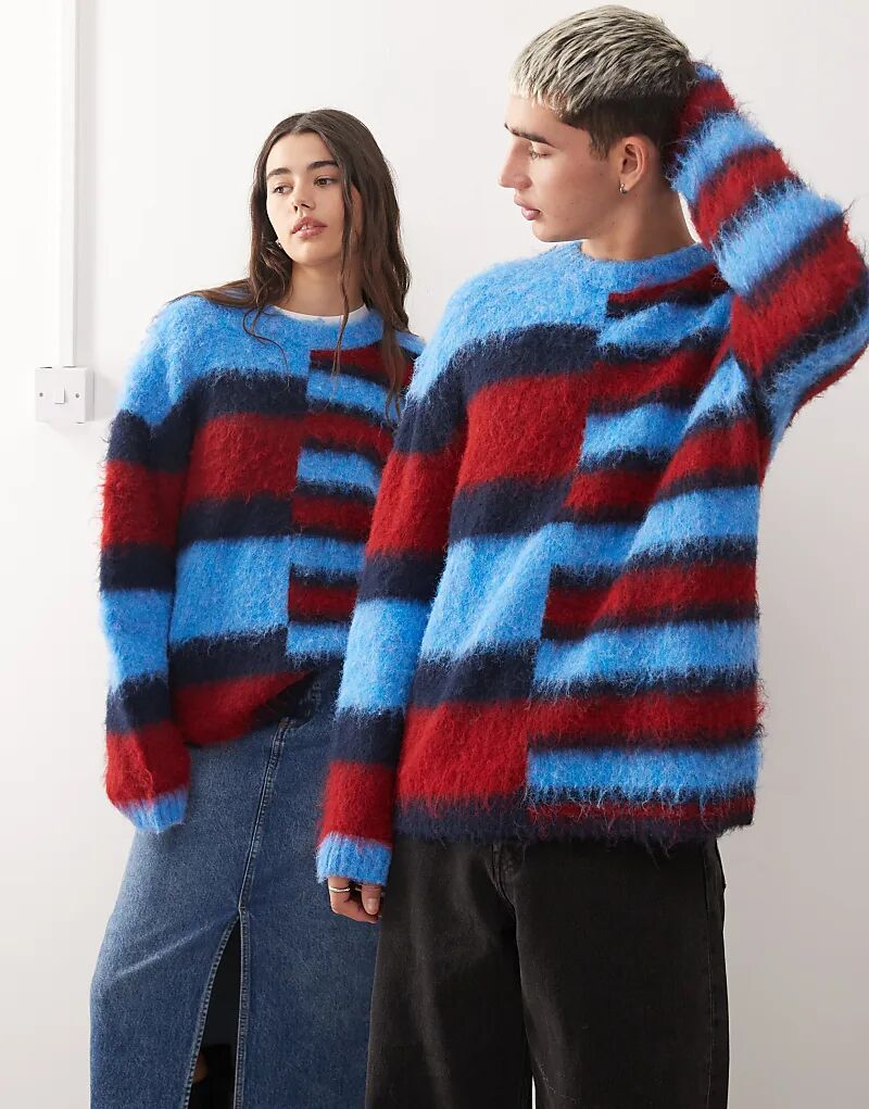 COLLUSION унисекс пушистый вязаный джемпер с узором из сращенных полос синего и красного цветов
COLLUSION унисекс пушистый вязаный джемпер с узором из сращенных полос синего и красного цветов