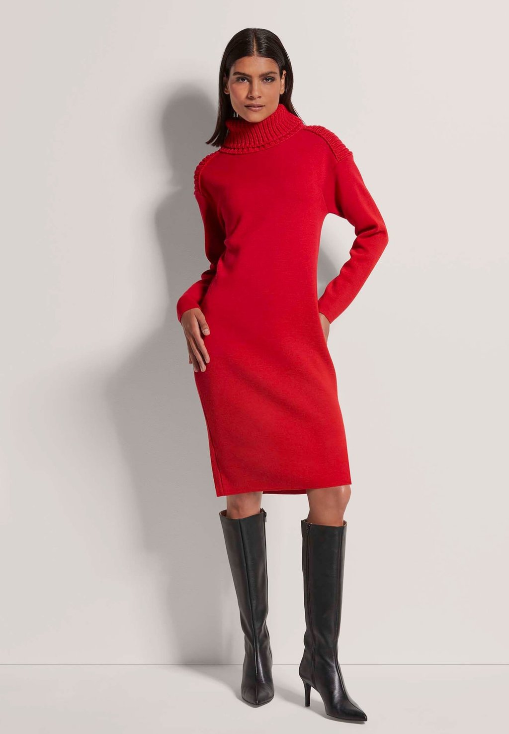 Платье-джемпер MIT WEITEM ROLLKRAGEN - Shift dress MADELEINE, красный
Платье-джемпер MIT WEITEM ROLLKRAGEN - Shift dress MADELEINE, красный