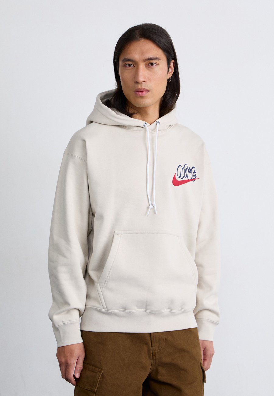 Худи Nike Sportswear SOLO HOODIE, Orewood/White
Худи Nike Sportswear SOLO HOODIE, Orewood/White
