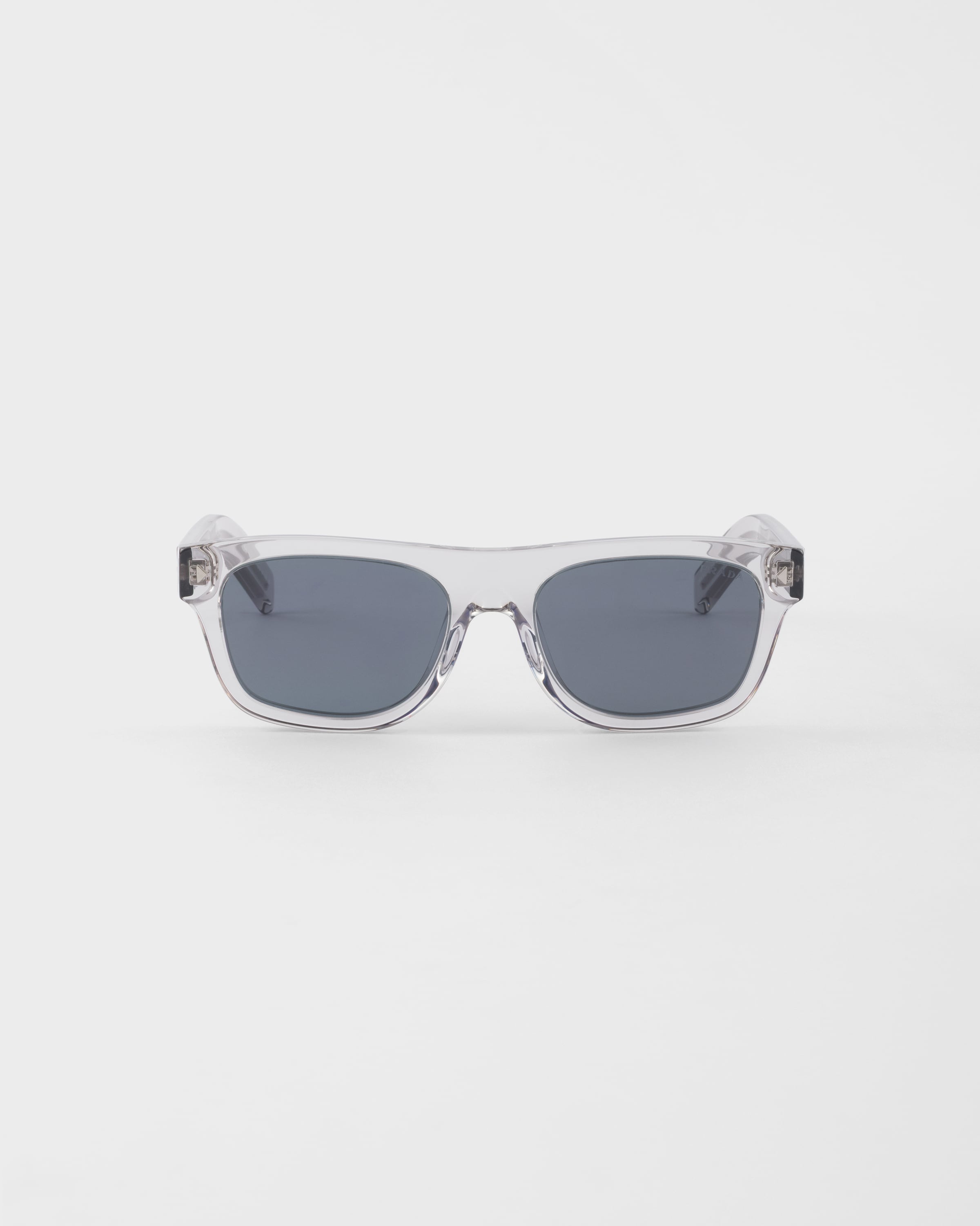 Солнцезащитные очки с культовой металлической табличкой Prada, прозрачный
Солнцезащитные очки с культовой металлической табличкой Prada, прозрачный