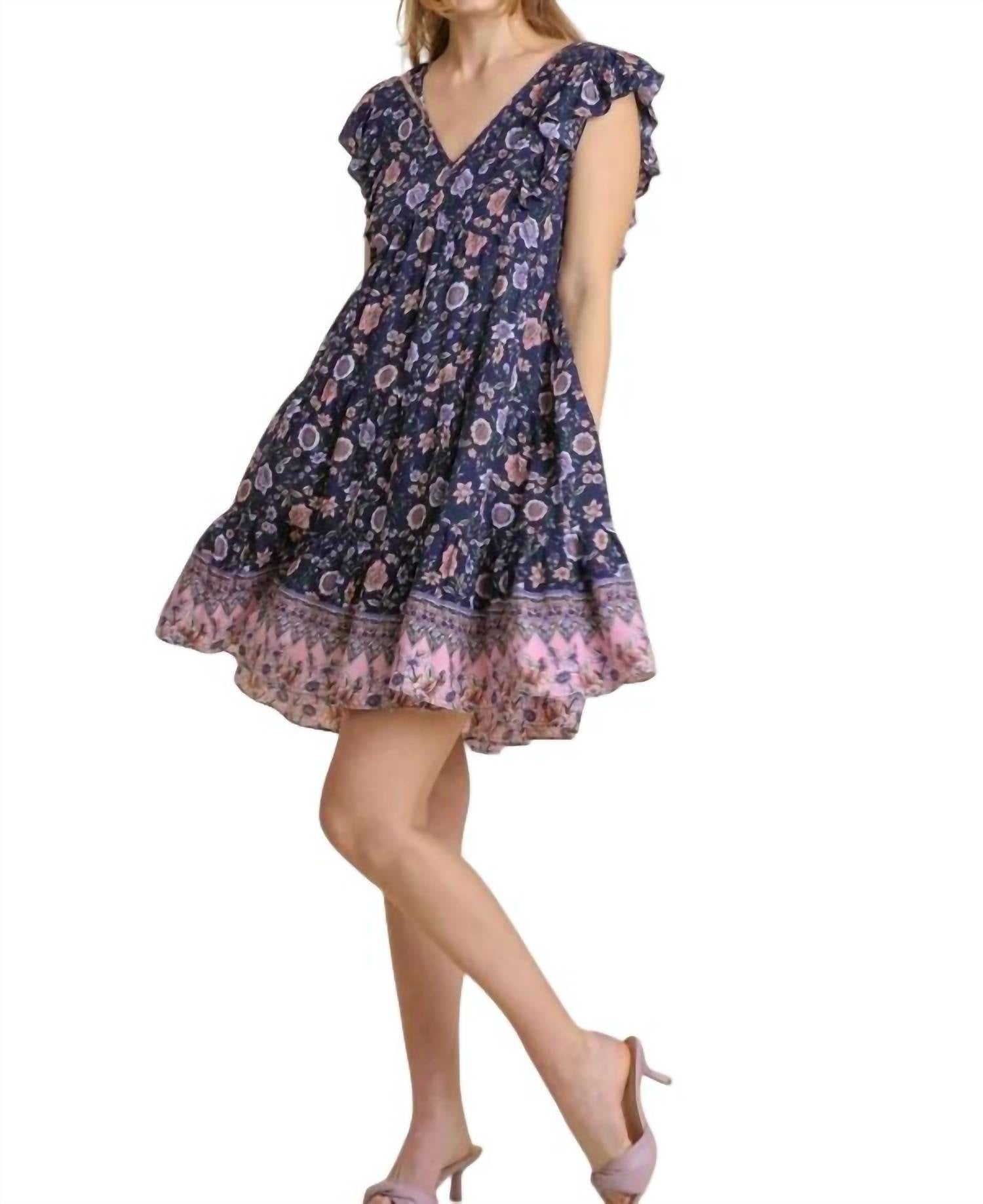 Многоярусное платье со смешанным принтом в темно-синем, розовом, фиолетовом, белом и зеленом цветах umgee