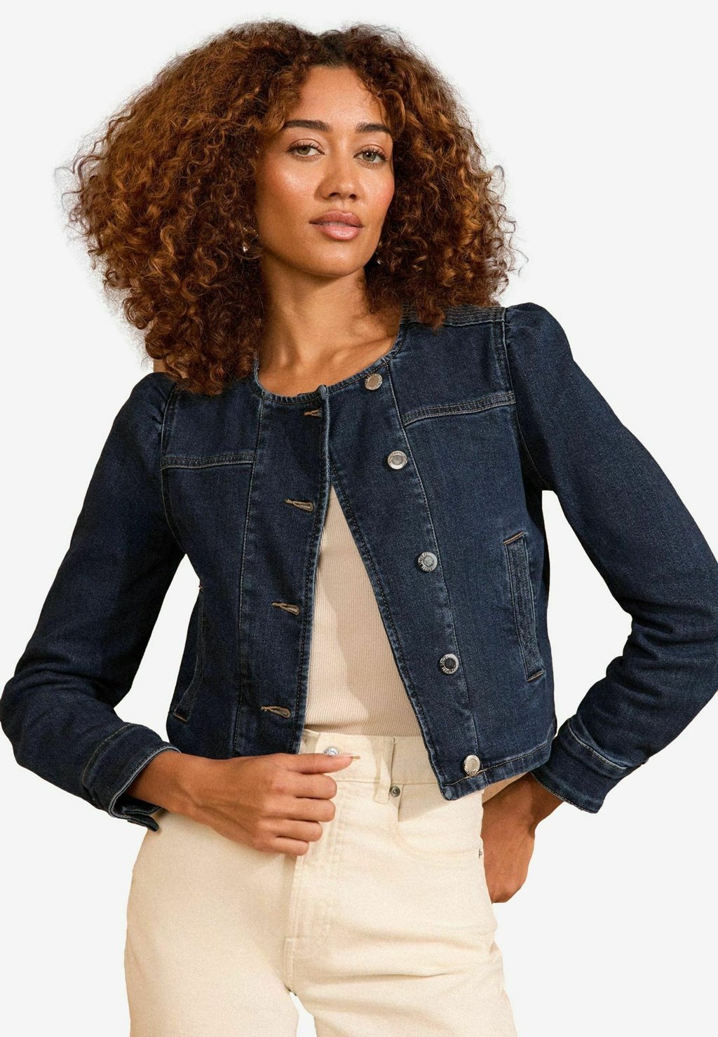 Джинсовая куртка COLLARLESS PUFF SLEEVE Love & Roses, синий
Джинсовая куртка COLLARLESS PUFF SLEEVE Love & Roses, синий