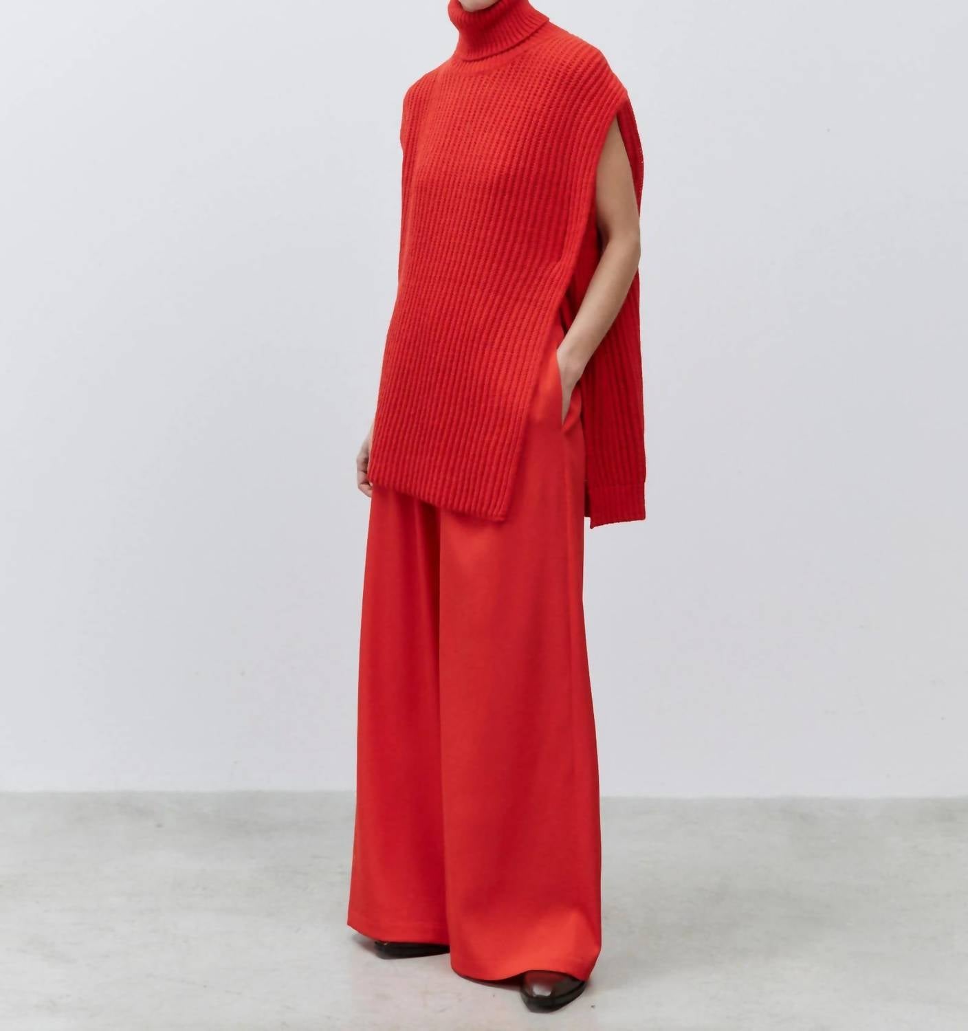 Водолазка без рукавов в цвете Rosso Alysi, красный
Водолазка без рукавов в цвете Rosso Alysi, красный