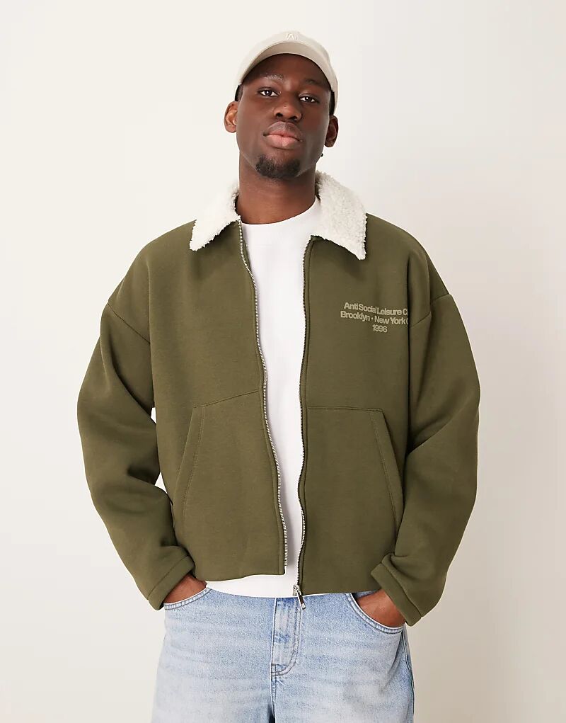 Свободная куртка из джерси с воротником-боргом и принтом на груди цвета хаки ASOS DESIGN
Свободная куртка из джерси с воротником-боргом и принтом на груди цвета хаки ASOS DESIGN