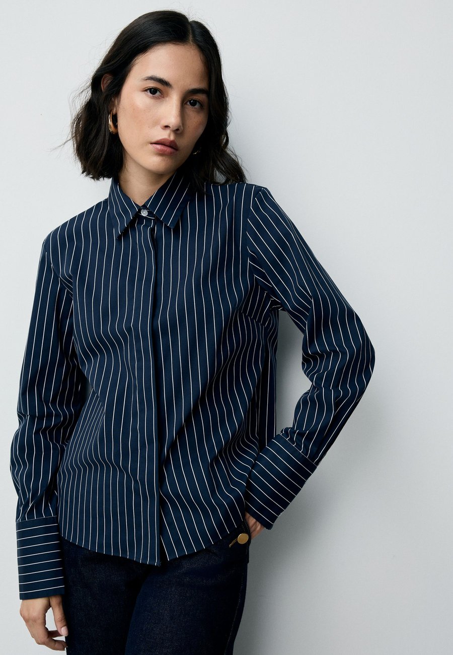 Блуза Next REGULAR FIT-ESSENTIAL LONG SLEEVE , Navy Stripe/Blue
Блуза Next REGULAR FIT-ESSENTIAL LONG SLEEVE , Navy Stripe/Blue