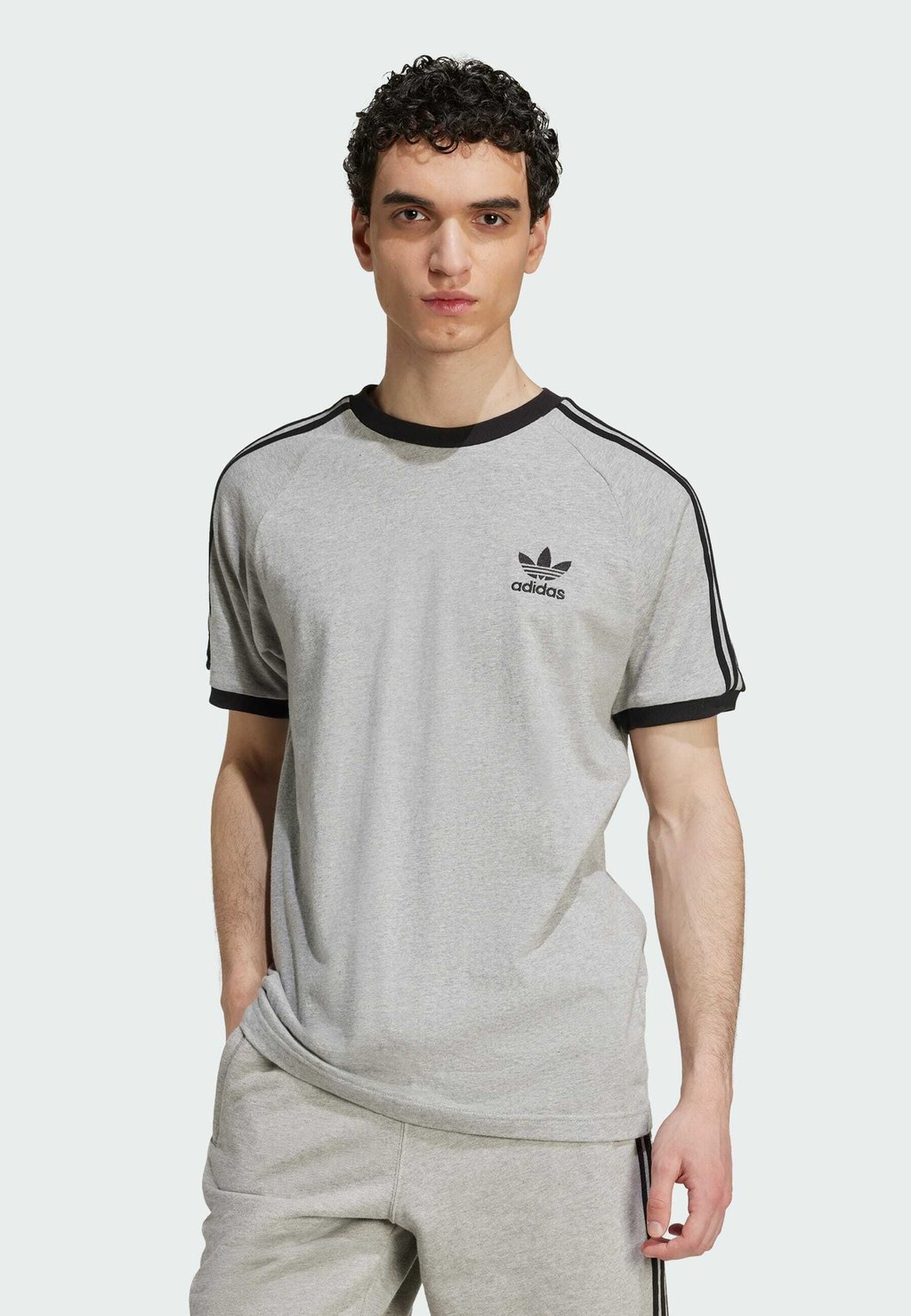 Футболка с принтом STRIPES Adidas Originals, серый 
Футболка с принтом STRIPES Adidas Originals, серый