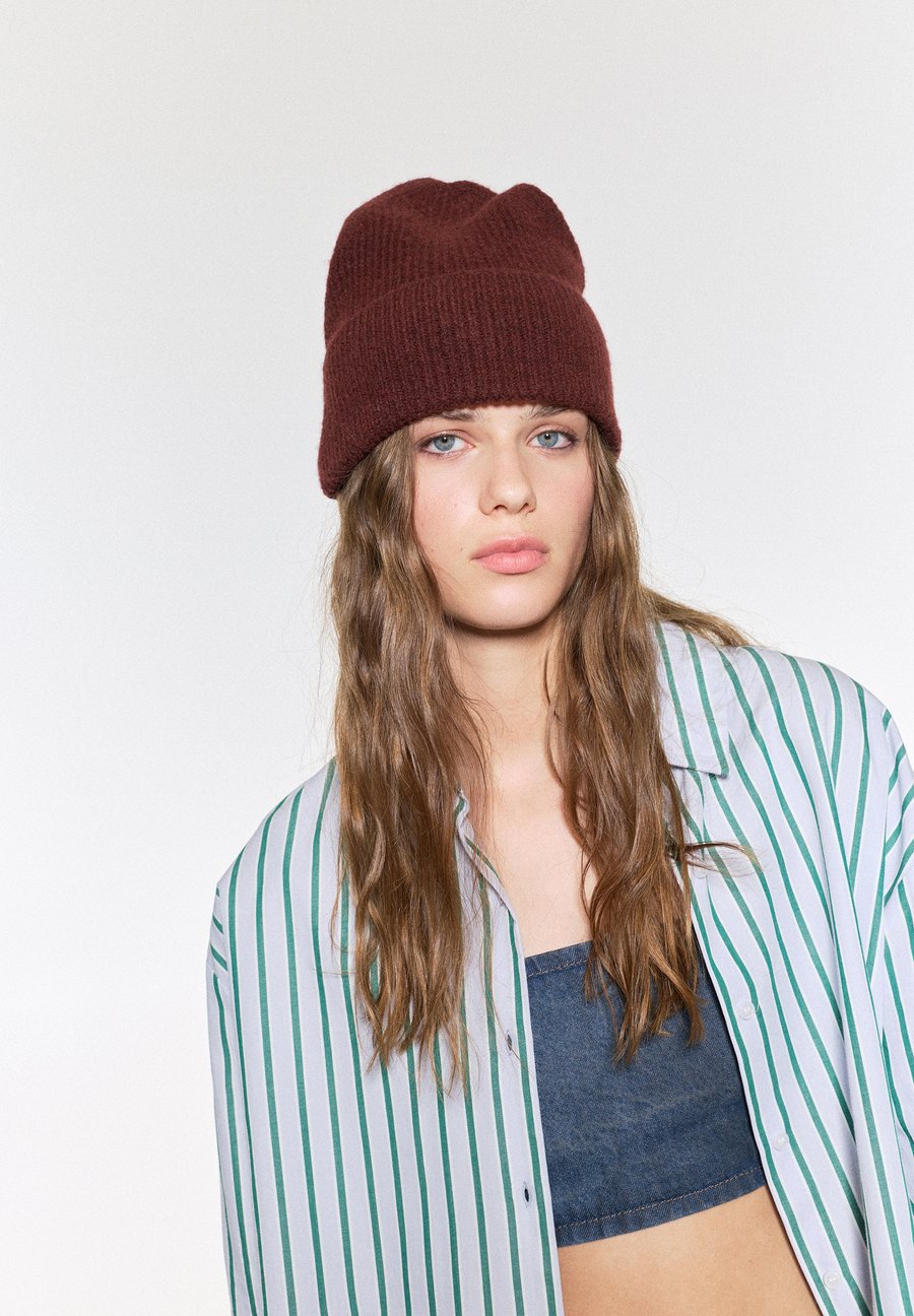 Шапка PULL&BEAR Beanie, Bordeaux
Шапка PULL&BEAR Beanie, Bordeaux