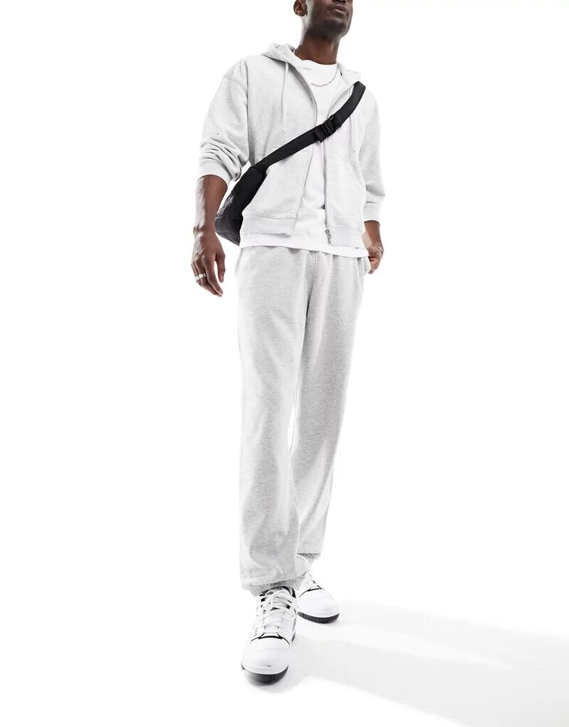 Серые джоггеры Weekday Standard
Серые джоггеры Weekday Standard