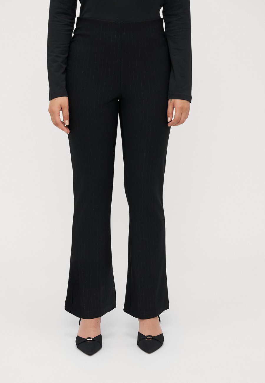 Брюки ONLY Petite ONLLISA SHINE PINSTRIPE FLARED, Black/Black/Black
Брюки ONLY Petite ONLLISA SHINE PINSTRIPE FLARED, Black/Black/Black