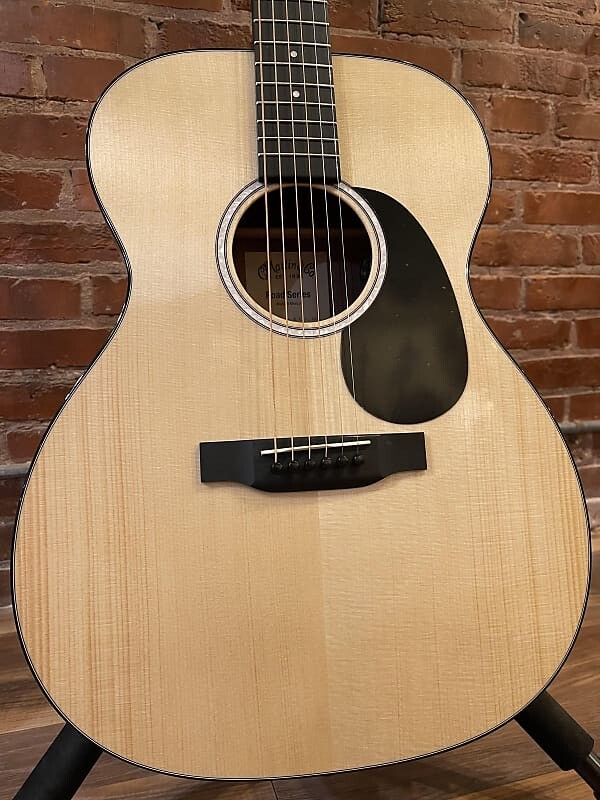 Акустическая гитара Martin 000-12E Koa with padded gig bag
Акустическая гитара Martin 000-12E Koa with padded gig bag