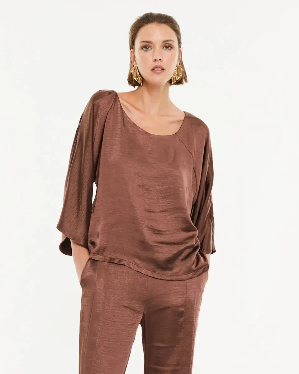 Женская блузка из атласа с французским рукавом и круглым вырезом Paz Torras, коричневый
Женская блузка из атласа с французским рукавом и круглым вырезом Paz Torras, коричневый