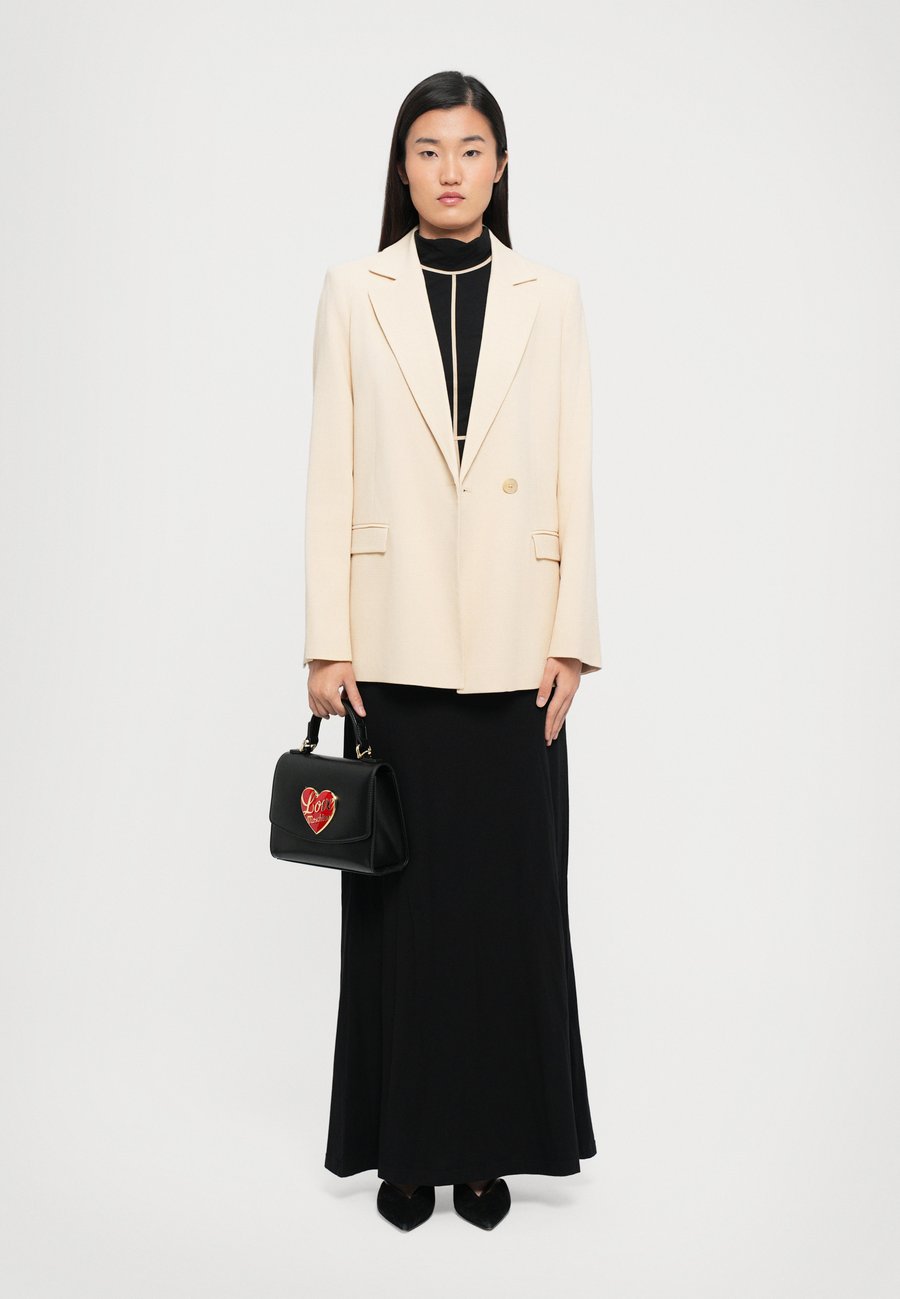 Сумка Love Moschino LOVE HEART, Black
Сумка Love Moschino LOVE HEART, Black