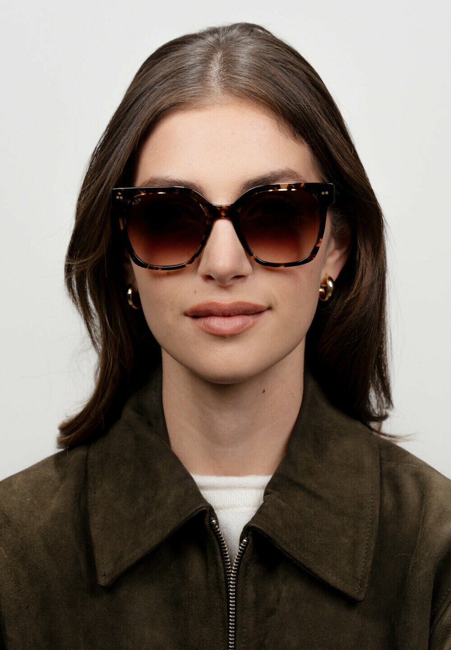 Солнцезащитные очки Kapten & Son SIENA, Tortoise Brown/Brown
Солнцезащитные очки Kapten & Son SIENA, Tortoise Brown/Brown