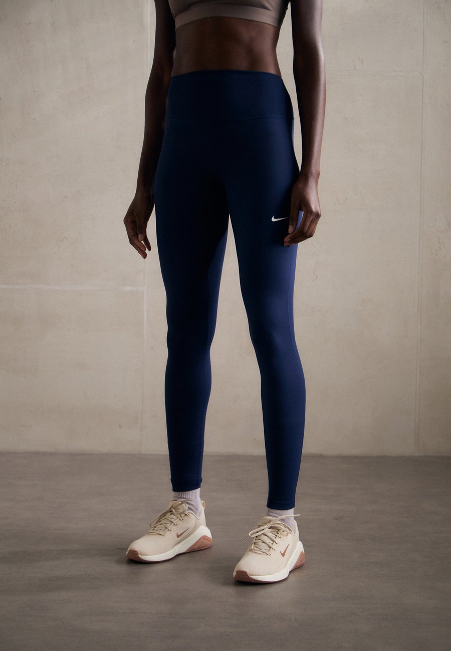 Леггинсы Nike Performance ONE SEAMLESS FRONT, Midnight Navy/White/Dark Blue
Леггинсы Nike Performance ONE SEAMLESS FRONT, Midnight Navy/White/Dark Blue