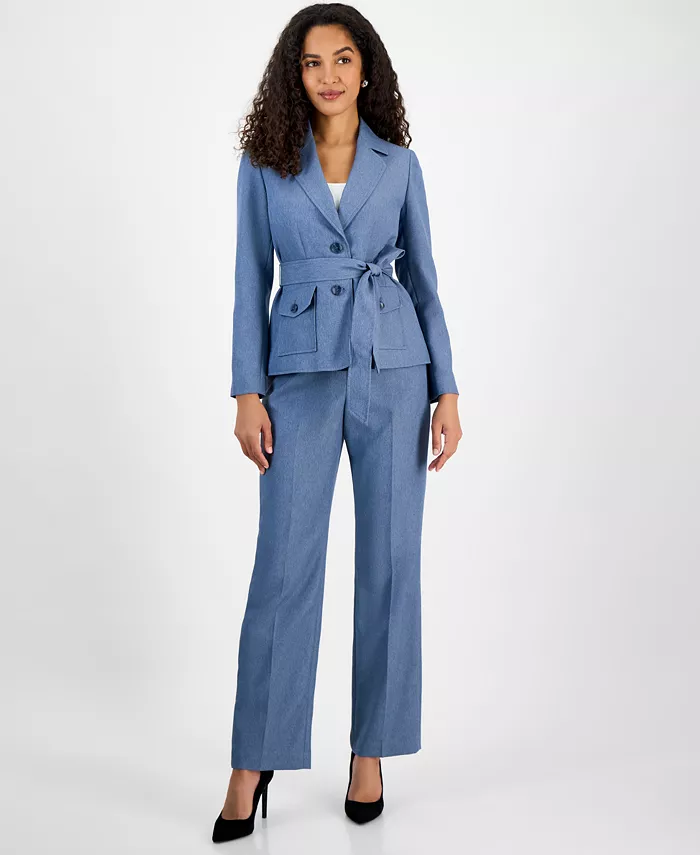 Женский сафари-пиджак с поясом на двух пуговицах и прямые брюки средней посадки Le Suit, синий
Женский сафари-пиджак с поясом на двух пуговицах и прямые брюки средней посадки Le Suit, синий