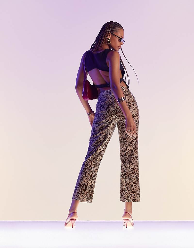 ASOS DESIGN – Укороченные прямые джинсы с леопардовым принтом и средней посадкой на талии
ASOS DESIGN – Укороченные прямые джинсы с леопардовым принтом и средней посадкой на талии