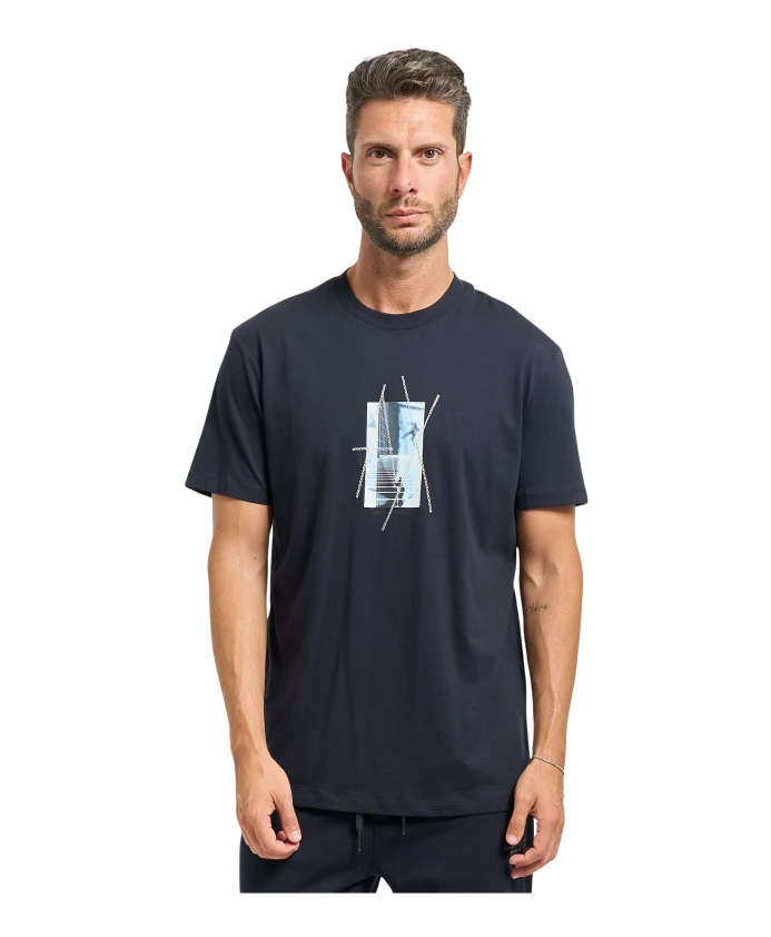 Синяя футболка с логотипом на передней части. Armani Exchange, синий
Синяя футболка с логотипом на передней части. Armani Exchange, синий