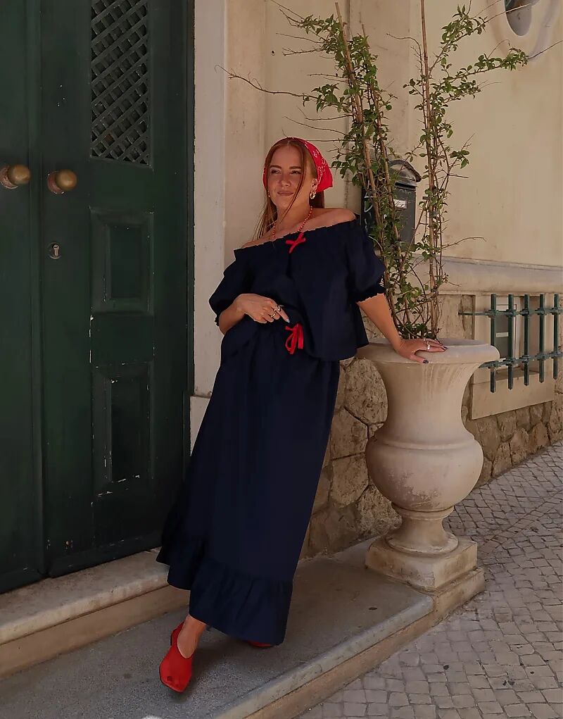 Блузка Labelrail x Rebecca Olivia с открытыми плечами в темно-синем цвете
Блузка Labelrail x Rebecca Olivia с открытыми плечами в темно-синем цвете