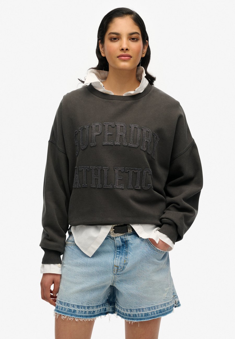 Толстовка Superdry & Co ESSENTIALS TONAL APPLIQUE CREW, Charcoal/Dark Grey, Черный, Толстовка Superdry & Co ESSENTIALS TONAL APPLIQUE CREW, Charcoal/Dark Grey
Толстовка Superdry & Co ESSENTIALS TONAL APPLIQUE CREW, Charcoal/Dark Grey, Черный, Толстовка Superdry & Co ESSENTIALS TONAL APPLIQUE CREW, Charcoal/Dark Grey