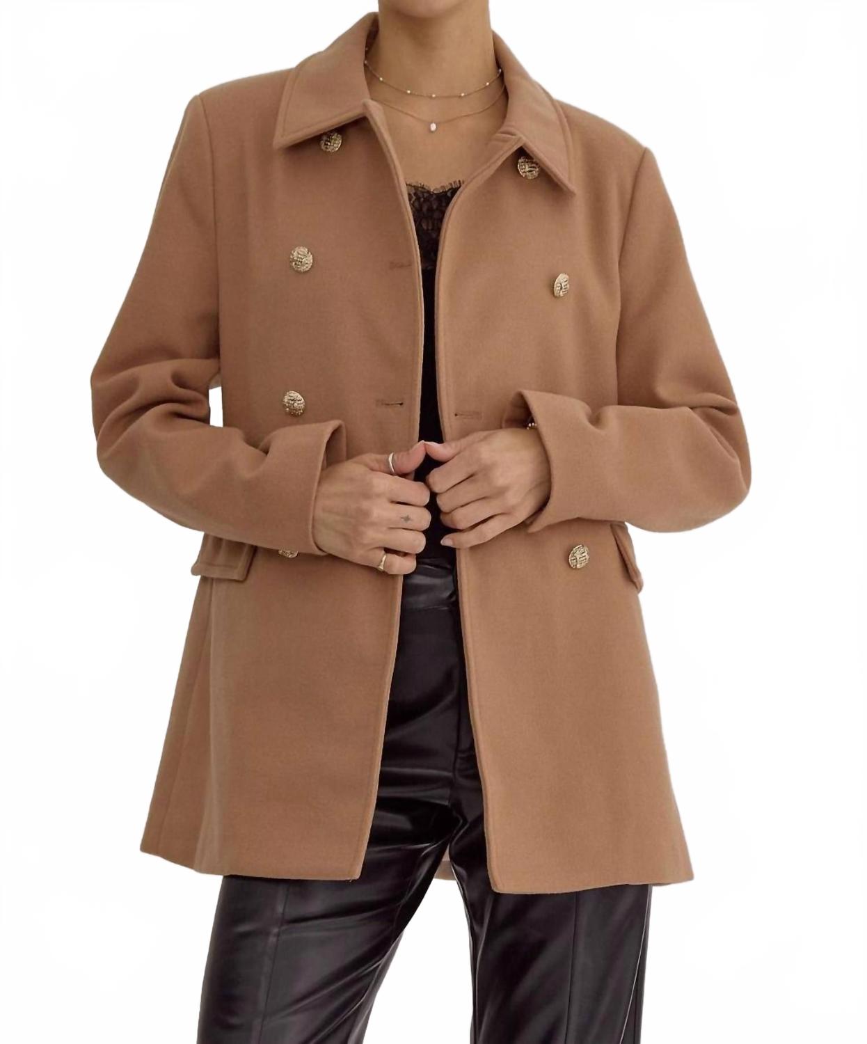 Двубортная куртка в бежевом цвете Entro
Двубортная куртка в бежевом цвете Entro