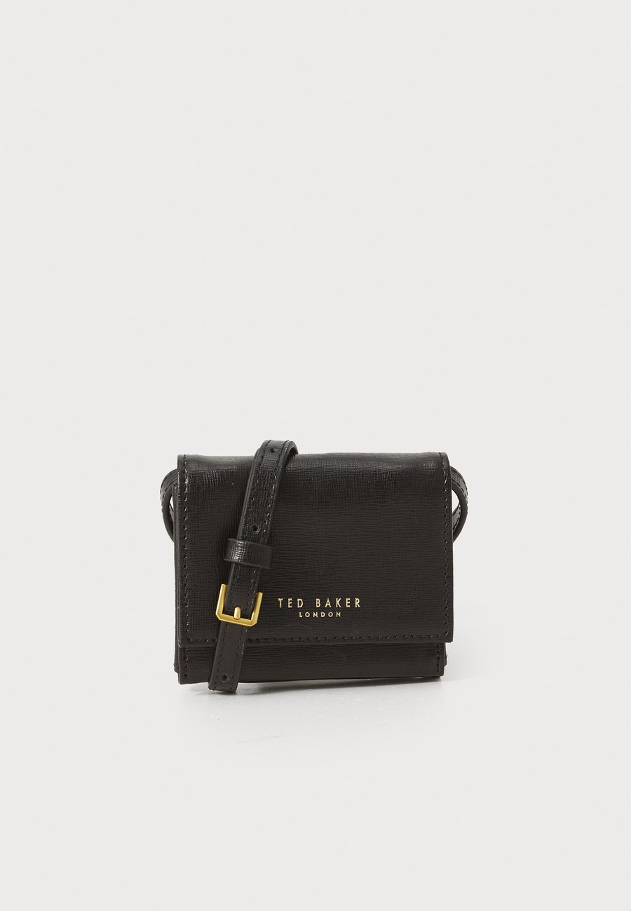 Кошелек Ted Baker TAMZIEE TRAVEL NOVELTY MINI CROSSBODY CARD HOLDER, Black
Кошелек Ted Baker TAMZIEE TRAVEL NOVELTY MINI CROSSBODY CARD HOLDER, Black