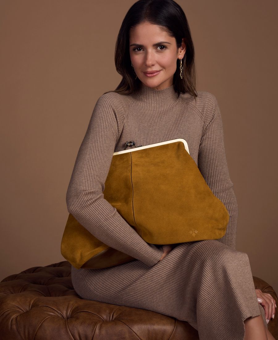 Очень большая замшевая сумка Serafina Frame с застежкой-поцелуем Patricia Nash, Cognac Suede
Очень большая замшевая сумка Serafina Frame с застежкой-поцелуем Patricia Nash, Cognac Suede