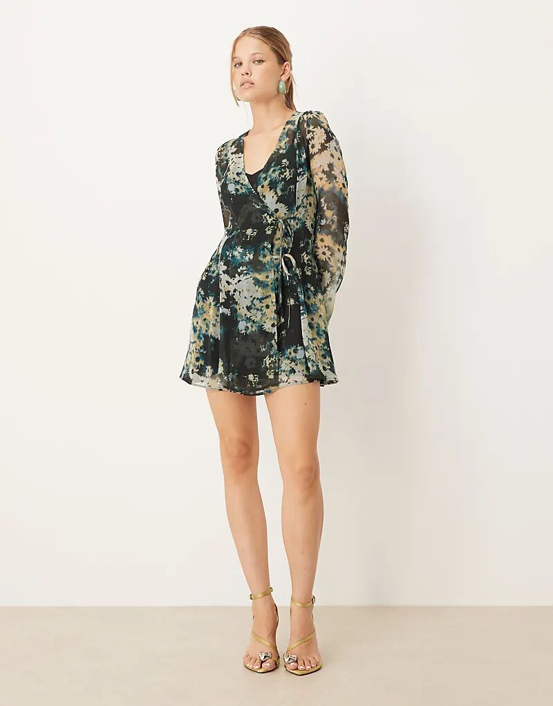 Мини-платье ASOS DESIGN с запахом и завязками, с размытым синим цветочным принтом
Мини-платье ASOS DESIGN с запахом и завязками, с размытым синим цветочным принтом
