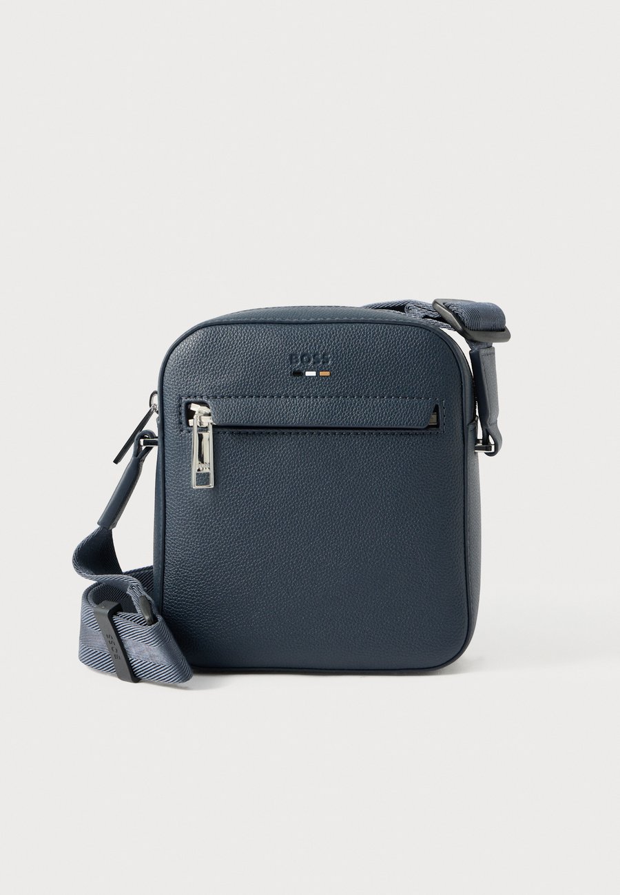 Сумка кросс-боди BOSS RAY ZIP, Open Blue/Blue
Сумка кросс-боди BOSS RAY ZIP, Open Blue/Blue