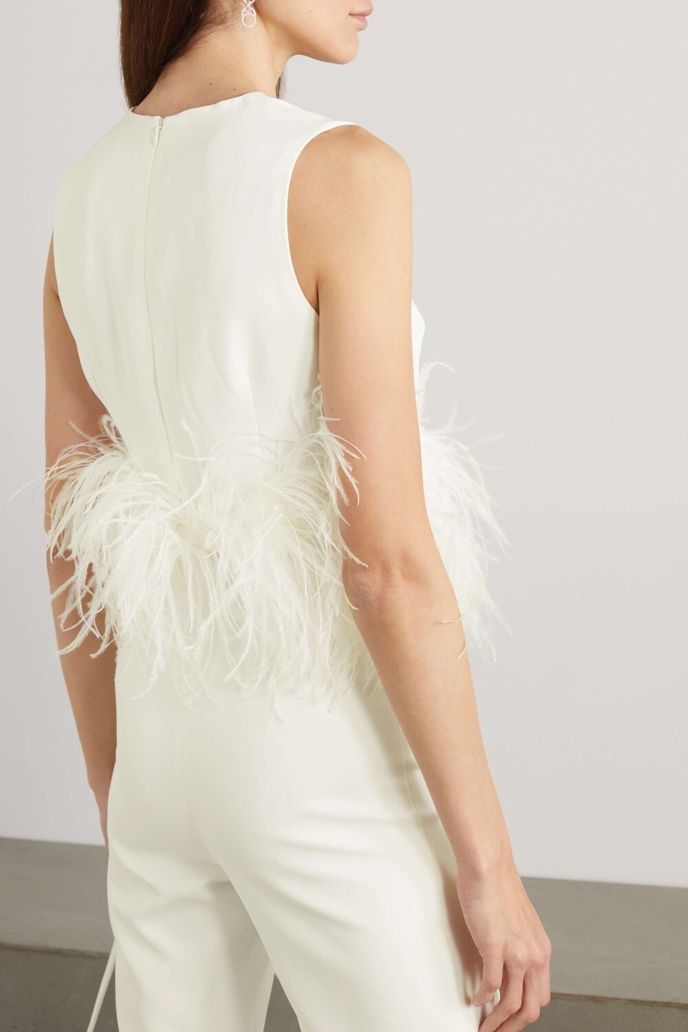 16ARLINGTON укороченный топ Hoku из крепа с отделкой перьями, белый
16ARLINGTON укороченный топ Hoku из крепа с отделкой перьями, белый