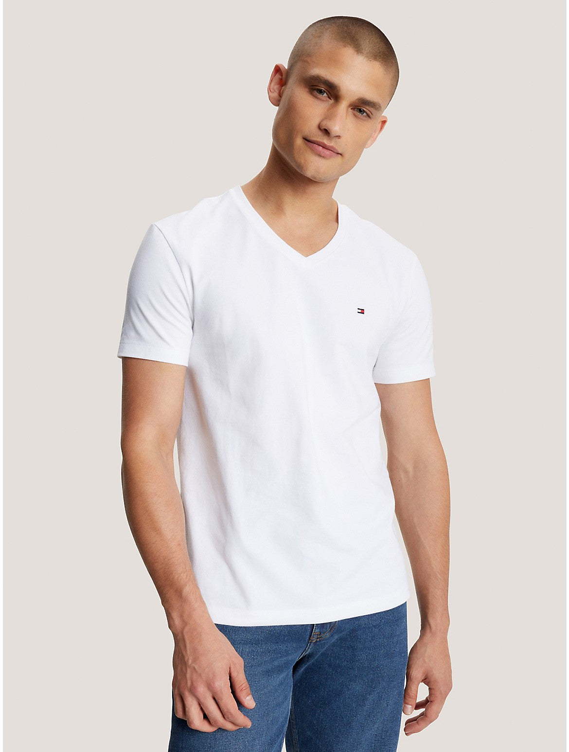 Мужская однотонная футболка Tommy Hilfiger Slim Fit с V-образным вырезом, цвет optic white
Мужская однотонная футболка Tommy Hilfiger Slim Fit с V-образным вырезом, цвет optic white