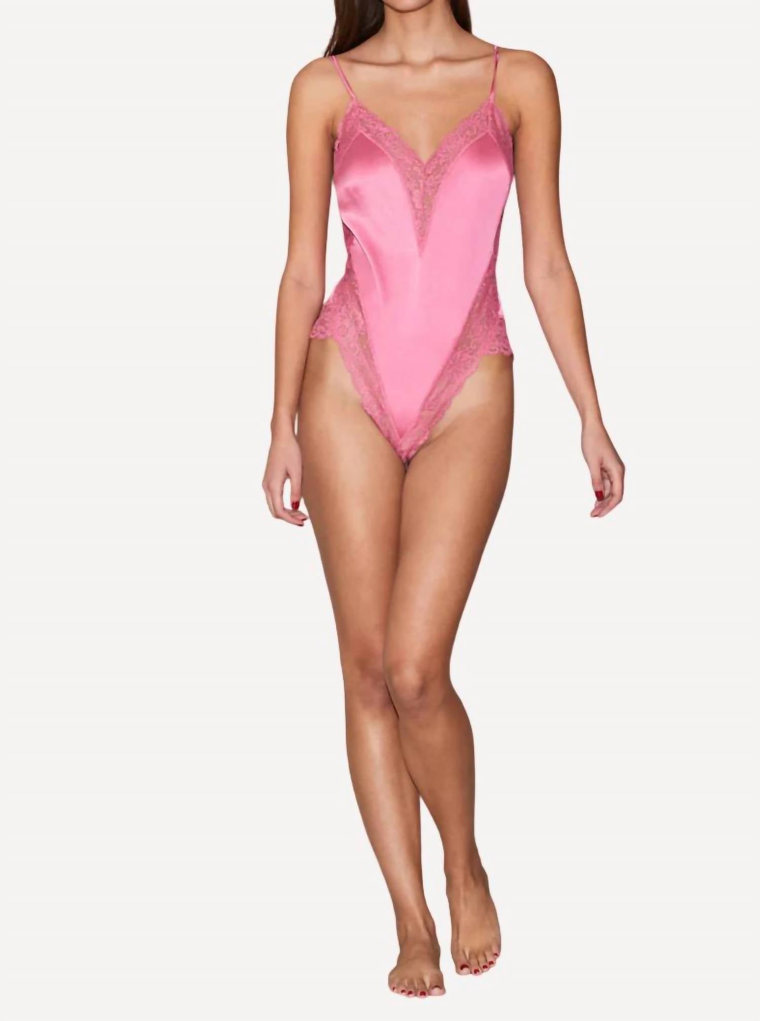 Венерианский кружевной сатиновый боди в розовом кадиллаке Fleur Du Mal
Венерианский кружевной сатиновый боди в розовом кадиллаке Fleur Du Mal