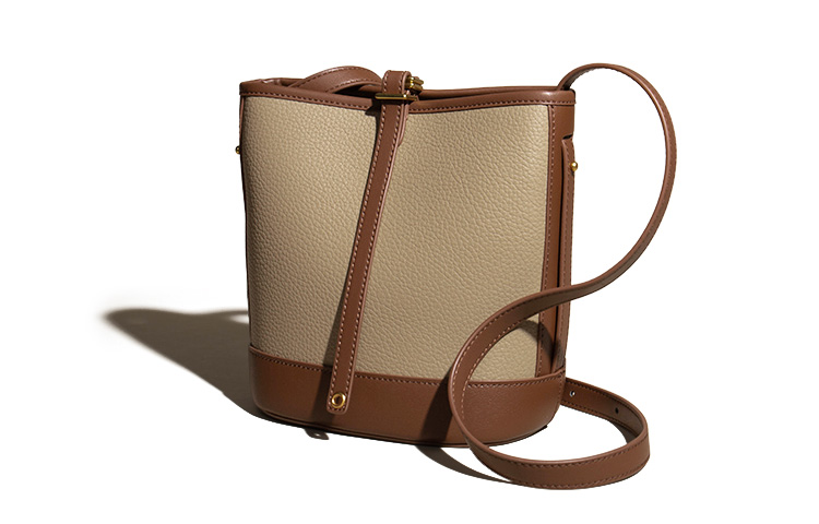 Кожаная ведерко-сумка через плечо среднего размера женская коричневая MISS MUSI, цвет кофе и абрикос с коробкой
Кожаная ведерко-сумка через плечо среднего размера женская коричневая MISS MUSI, цвет кофе и абрикос с коробкой