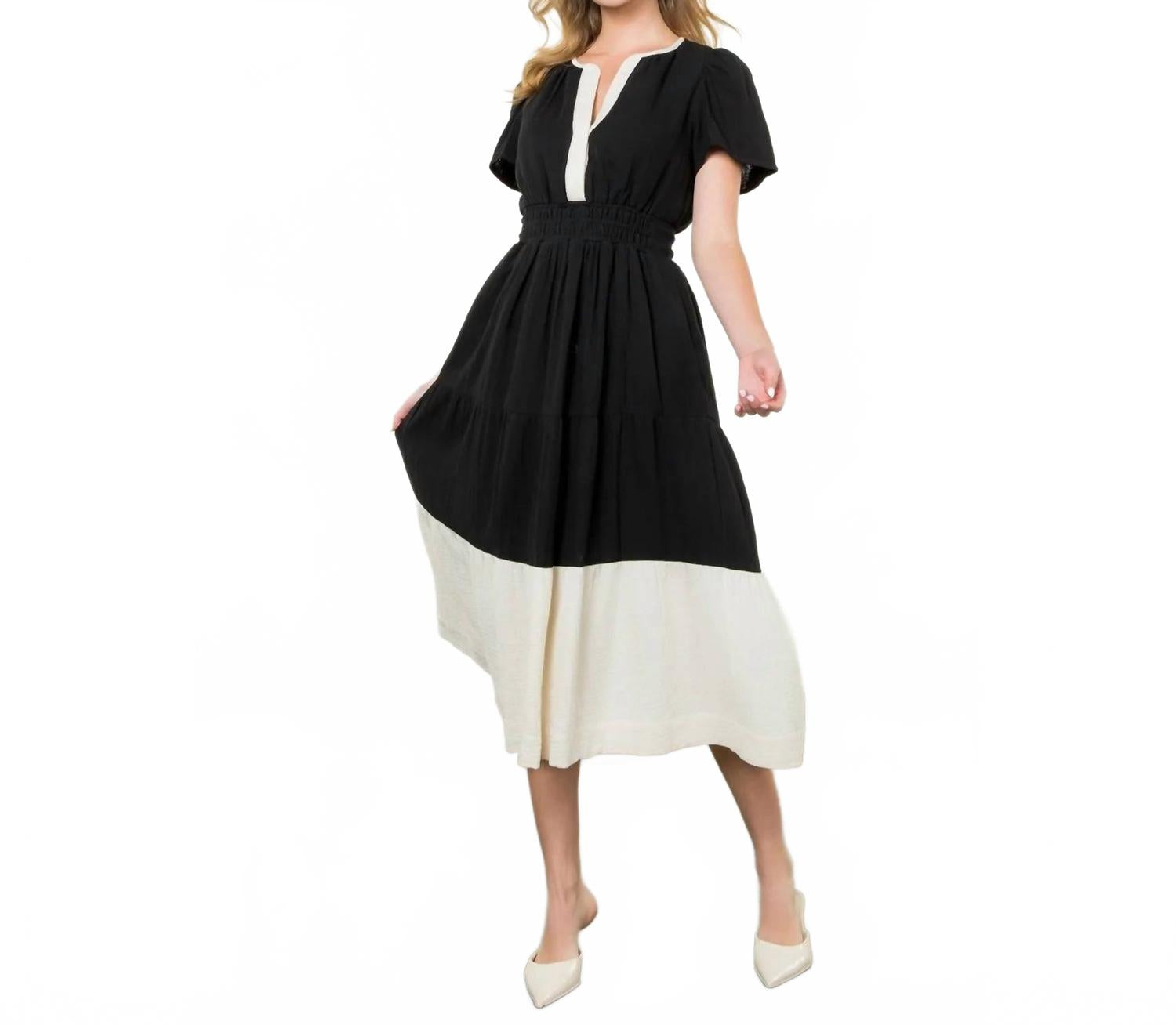 Черное макси-платье с коротким рукавом и ярусами THML
Черное макси-платье с коротким рукавом и ярусами THML