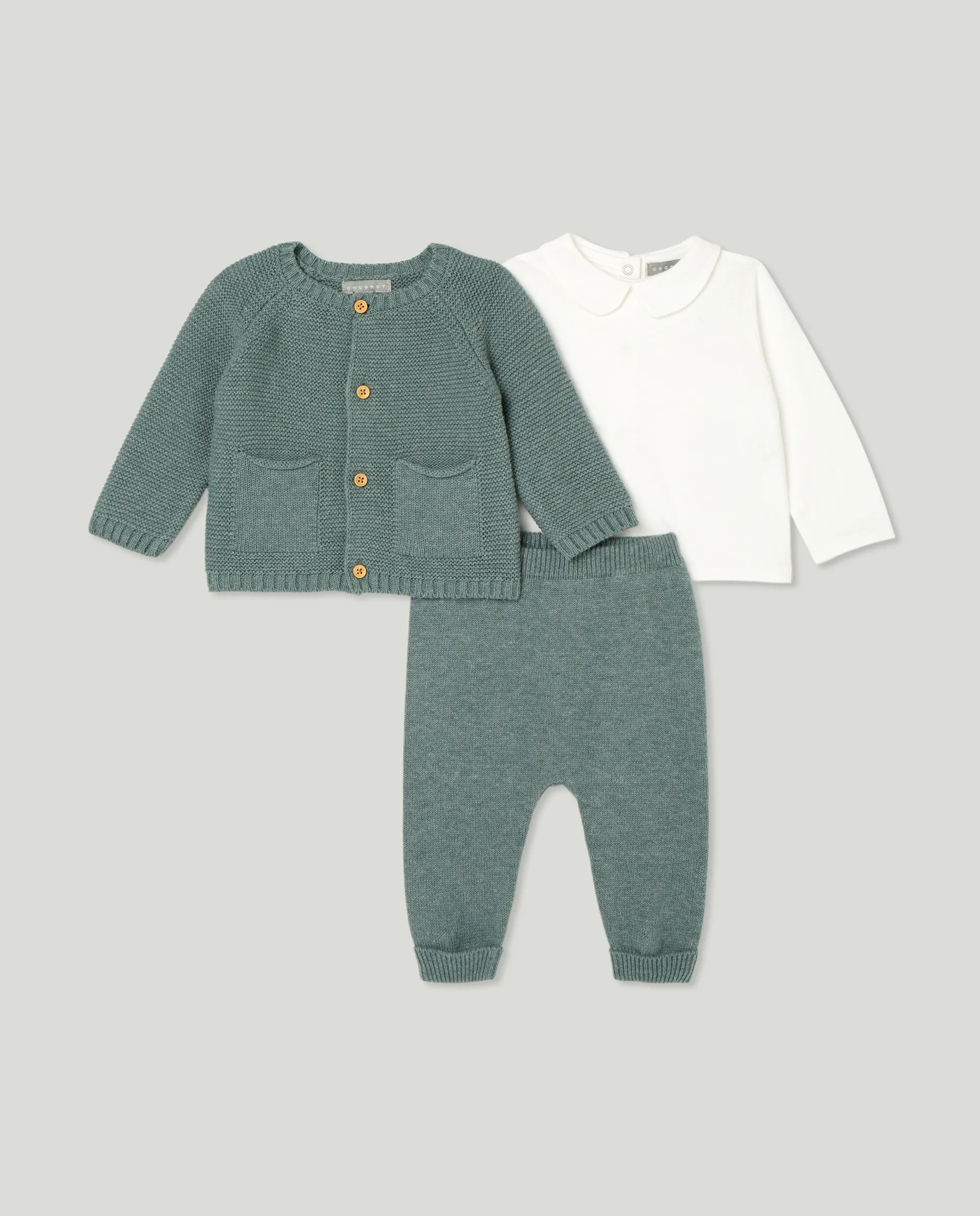 Комплект из 3 предметов: брюки, футболка с воротником-стойкой и куртка для мальчика Coconut El Corte Inglés, пастельно-бирюзовый
Комплект из 3 предметов: брюки, футболка с воротником-стойкой и куртка для мальчика Coconut El Corte Inglés, пастельно-бирюзовый