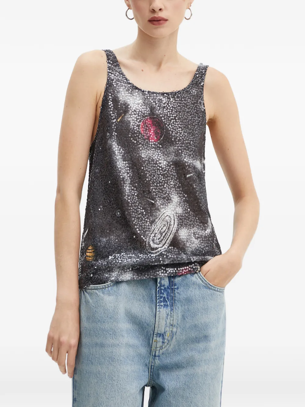 Топ с графическим принтом и пайетками Moschino Jeans, черный
Топ с графическим принтом и пайетками Moschino Jeans, черный