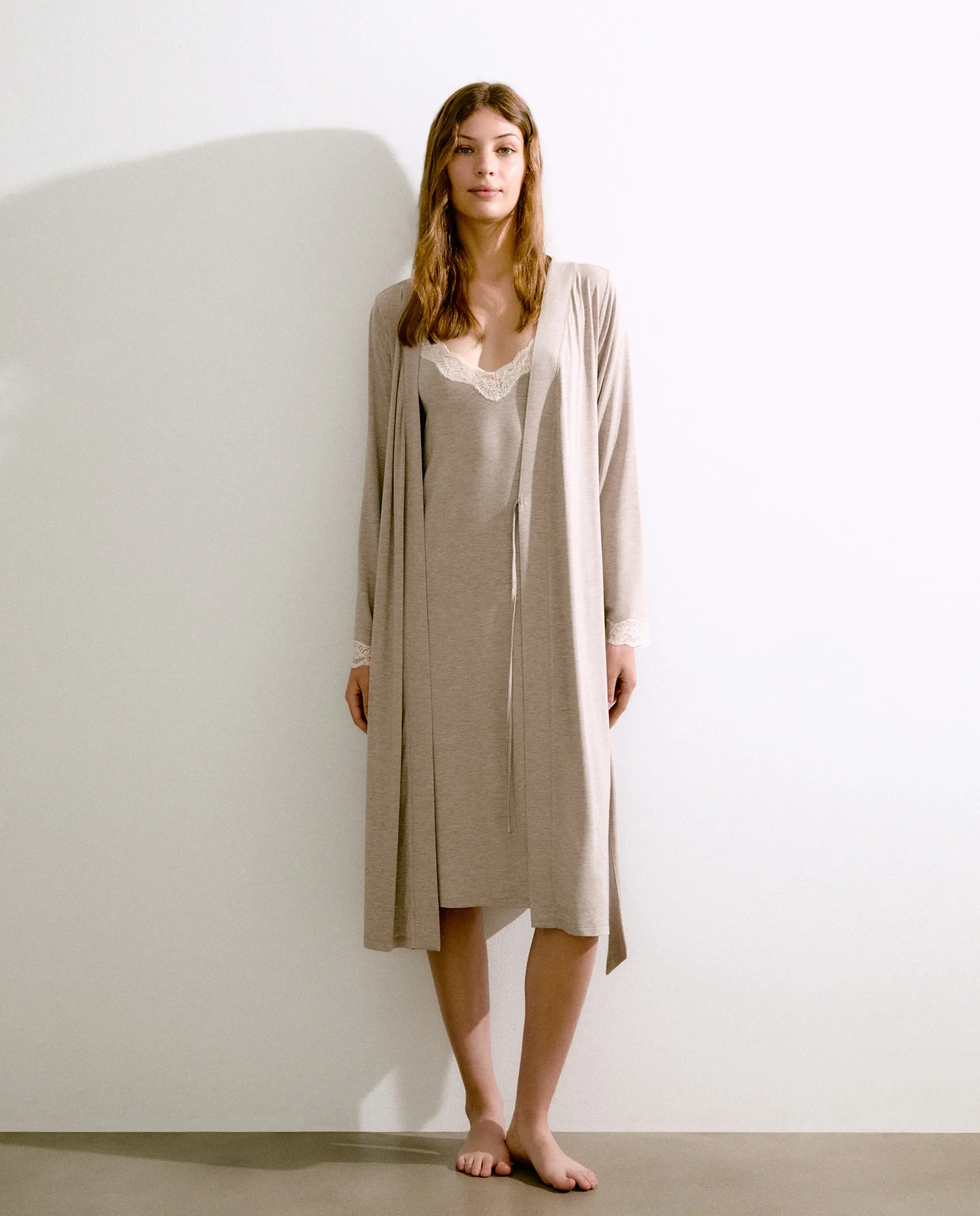 Женский халат с кружевной отделкой Énfasis, бежевый 
Женский халат с кружевной отделкой Énfasis, бежевый