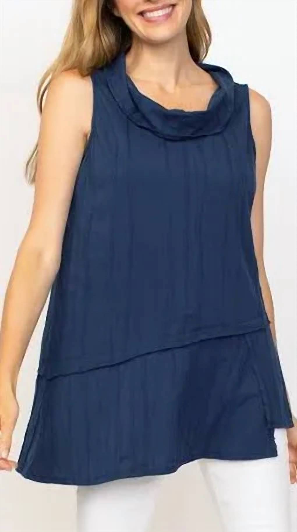 Кокетливый топ с асимметричным подолом в цвете Navy Habitat
Кокетливый топ с асимметричным подолом в цвете Navy Habitat