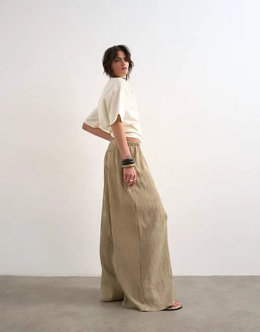 Бежевые широкие брюки со складками Topshop
Бежевые широкие брюки со складками Topshop