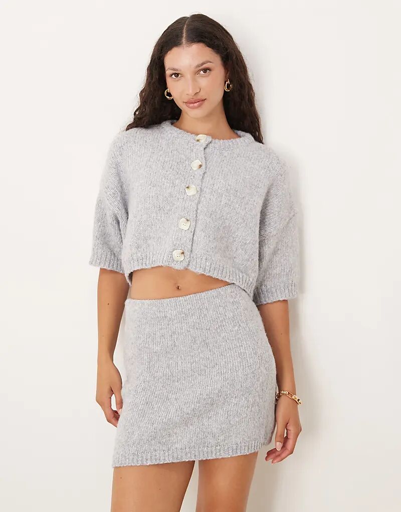 Мягкий трикотажный укороченный кардиган SNDYS на пуговицах светло-серого цвета
Мягкий трикотажный укороченный кардиган SNDYS на пуговицах светло-серого цвета