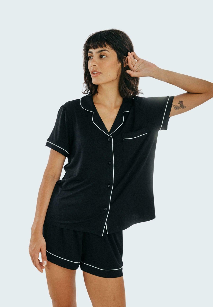 Пижамный комплект Chelsea Peers BUTTON UP SET, Black
Пижамный комплект Chelsea Peers BUTTON UP SET, Black