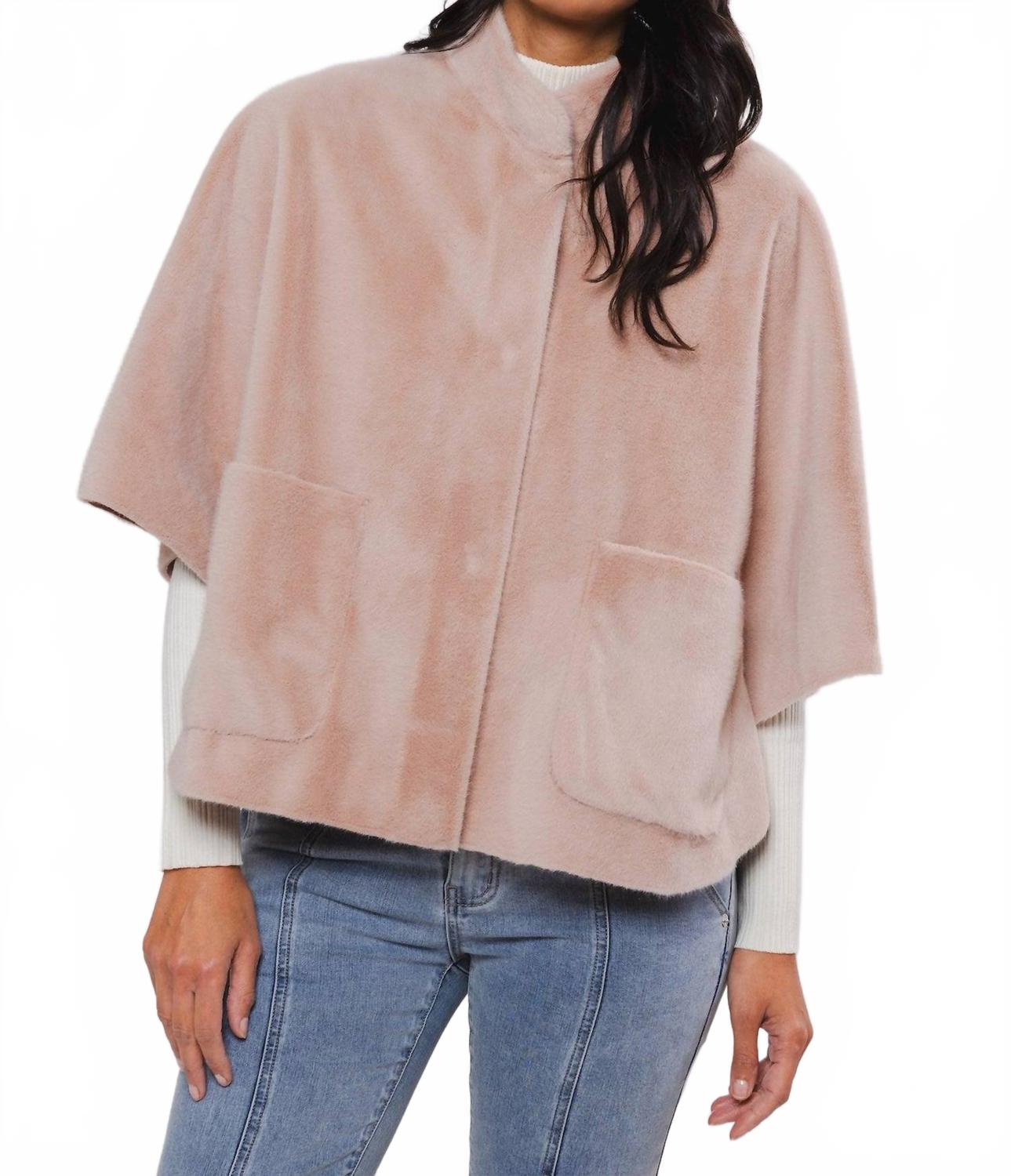 Деви Кейпс в пудрово-розовом цвете RINO & PELLE
Деви Кейпс в пудрово-розовом цвете RINO & PELLE