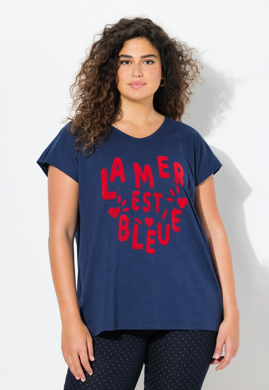 Футболка Ulla Popken LA MER CAP SLEEVE V NECK GRAPHIC, Inky Blue/Dark Blue, Синий, Футболка Ulla Popken LA MER CAP SLEEVE V NECK GRAPHIC, Inky Blue/Dark Blue
Футболка Ulla Popken LA MER CAP SLEEVE V NECK GRAPHIC, Inky Blue/Dark Blue, Синий, Футболка Ulla Popken LA MER CAP SLEEVE V NECK GRAPHIC, Inky Blue/Dark Blue