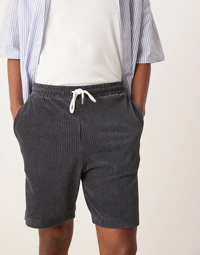 Короткие шорты из велюра в рубчик серого цвета от ASOS DESIGN свободного кроя
Короткие шорты из велюра в рубчик серого цвета от ASOS DESIGN свободного кроя