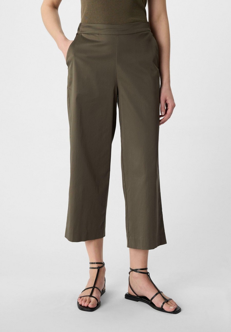 Брюки comma LEICHTE IM RELAXED FIT MIT ELASTIKBUND, Braun/Dark Brown
Брюки comma LEICHTE IM RELAXED FIT MIT ELASTIKBUND, Braun/Dark Brown